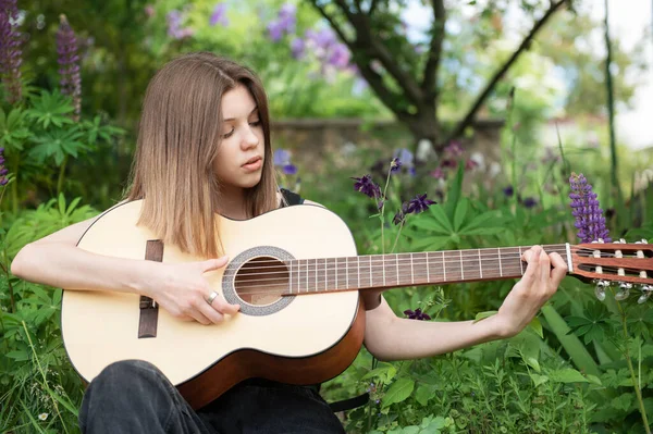 Adolescente Jouer Guitare Dans Parc — Photo