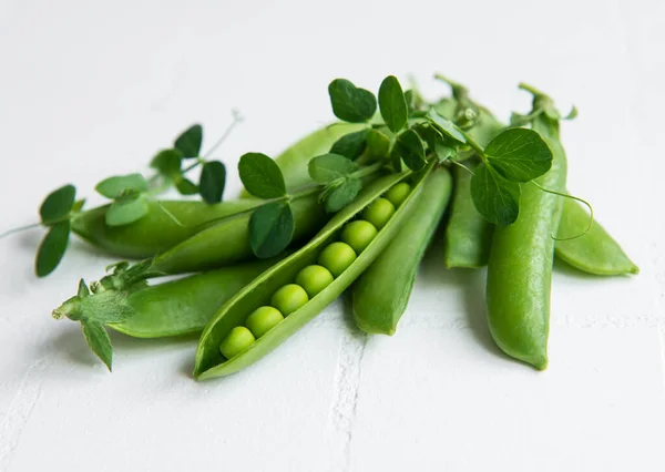 Verse Groene Erwten Peulen Groene Erwten Met Spruiten Witte Tegel — Stockfoto