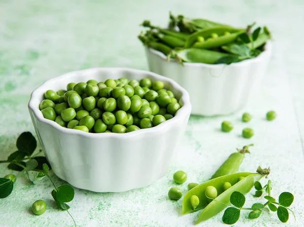 Frische Grüne Erbsenschoten Und Grüne Erbsen Mit Sprossen Auf Grünem — Stockfoto