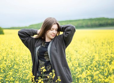 Sarı kolza tohumu tarlasında beyaz bir kız.