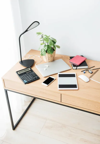 Büroarbeitsplatz Mit Laptop Auf Holztisch — Stockfoto