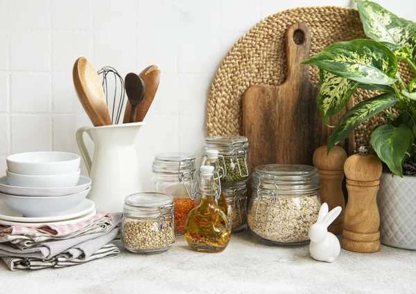 Küchenutensilien Werkzeug Und Geschirr Auf Dem Hintergrund Weiße Fliesenwand Interieur — Stockfoto