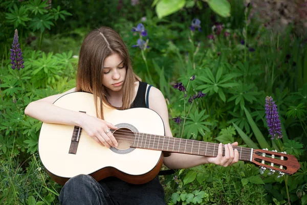 Девочка Подросток Играет Гитаре Парке — стоковое фото