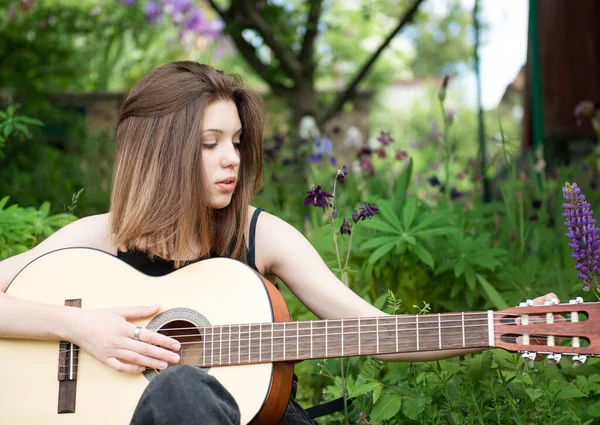 Adolescente Jouer Guitare Dans Parc — Photo