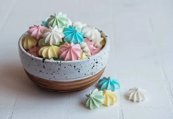 Kleine Kleurrijke Meringues Keramische Schaal Tegelondergrond — Stockfoto