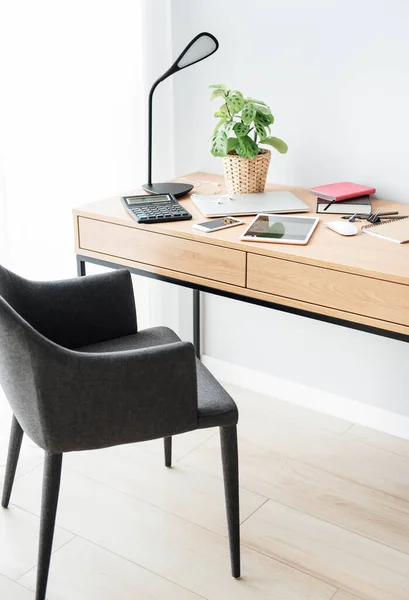 Oficina Trabajo Con Portátil Mesa Madera — Foto de Stock