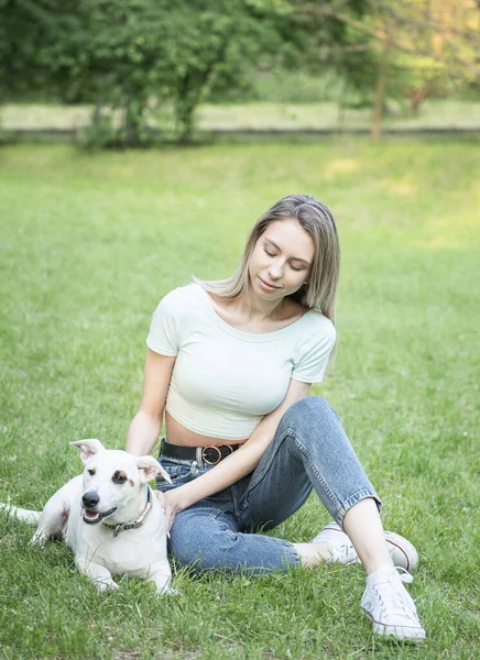 犬と遊ぶ女性ジャック ラッセル テリア — ストック写真