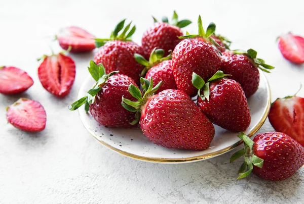Frische Reife Köstliche Erdbeeren Einem Weißen Teller Auf Grauem Steinhintergrund — Stockfoto