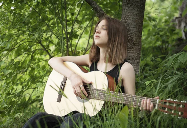 Adolescente Jouer Guitare Dans Parc — Photo