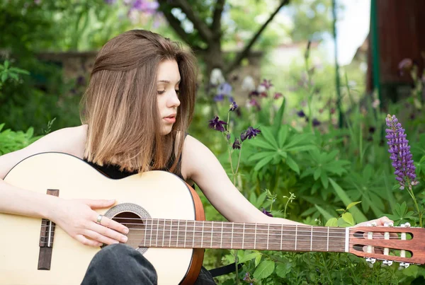 Adolescente Jouer Guitare Dans Parc — Photo