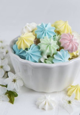 Seramik kasede seramik arka planda küçük renkli kremalar.