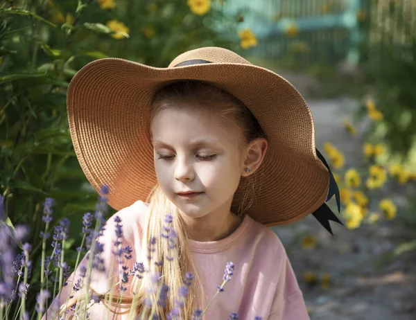 Dziewczynka Słomkowym Kapeluszu Otoczona Kwiatami Lawendy Portret Szczęśliwej Blondynki Długimi — Zdjęcie stockowe