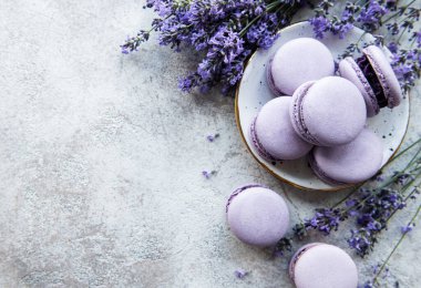 Lavanta aromalı Fransız Makaronları ve çimento kaplı taze lavanta çiçekleri.