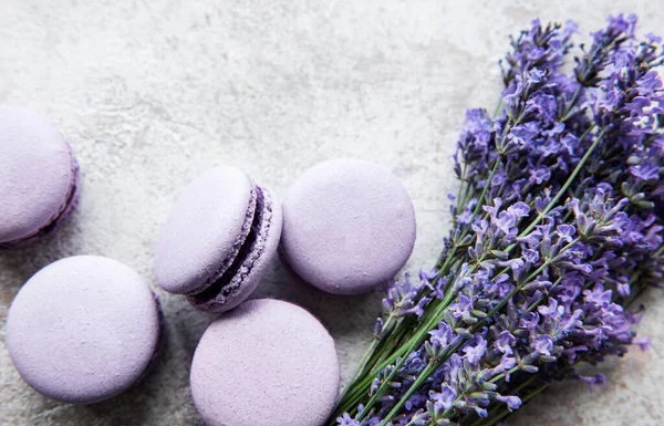 Macarrones Franceses Con Sabor Lavanda Flores Frescas Lavanda Sobre Fondo — Foto de Stock