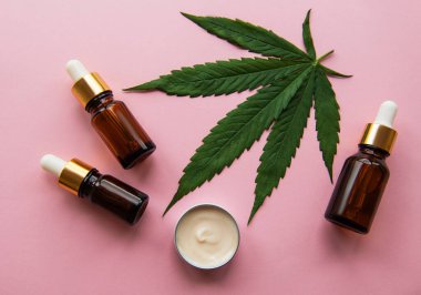 CBD yağı, kenevir tentürü, cilt bakımı için kenevir kozmetik ürünü. Alternatif tıp, farmasötik tıbbi esrar.