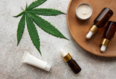CBD yağı, kenevir tentürü, cilt bakımı için kenevir kozmetik ürünü. Alternatif tıp, farmasötik tıbbi esrar.