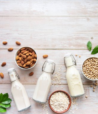 Farklı bitki sütlü şişeler - soya, badem ve yulaf sütü.