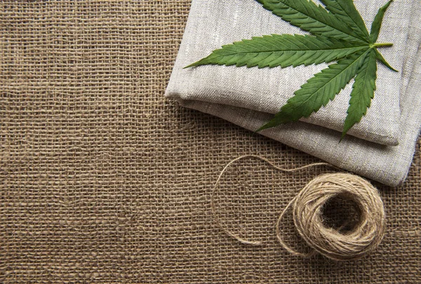 Folhas Cannabis Fundo Tecido Cânhamo Grosseiro — Fotografia de Stock