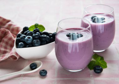 Pembe kaplamalı yabanmersinli yoğurt bardakları.