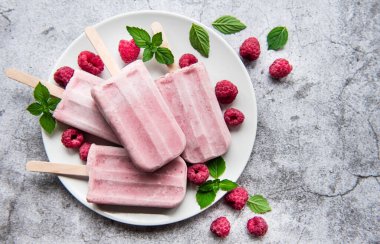 Ev yapımı ahududu dondurması ve taze ahududu. Yaz yemeği.