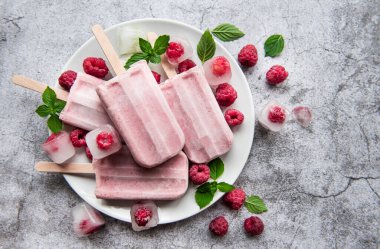 Ev yapımı ahududu dondurması ve taze ahududu. Yaz yemeği.