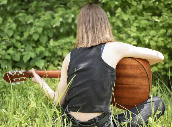 Adolescente Jouant Guitare Dans Parc Vue Arrière — Photo