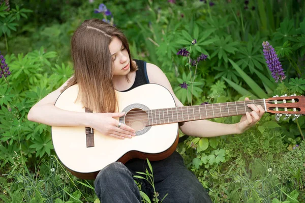 Teenager Girl Playing Guitar Park — Stock Photo, Image