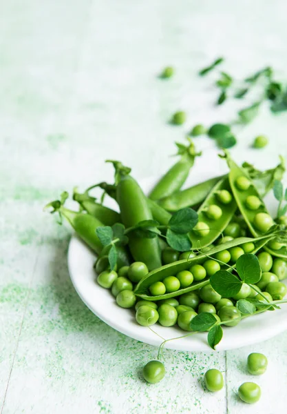 緑の木の背景にもやしと新鮮な緑のエンドウ豆のポッドと緑のエンドウ豆 健康的な食事 新鮮な野菜の概念 — ストック写真