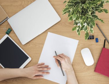 Masadaki ofiste çalışan genç bir kız.