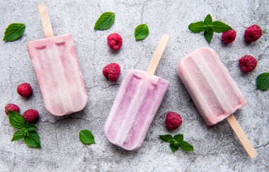 Ev yapımı ahududu dondurması ve taze ahududu. Yaz yemeği.