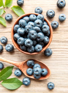 Eski ahşap bir arka planda taze toplanmış yabanmersini. Sağlıklı beslenme kavramı