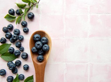 Pembe fayans üzerinde taze toplanmış yabanmersini. Sağlıklı beslenme kavramı