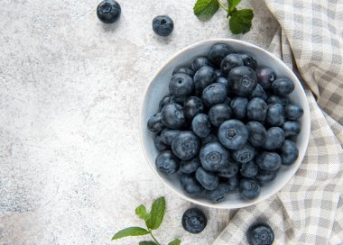 Beton zeminde taze toplanmış yabanmersini. Sağlıklı beslenme kavramı