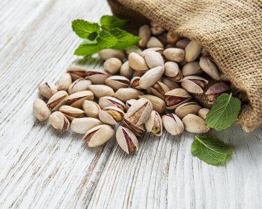 Tahta bir masada fıstıklı çuval.