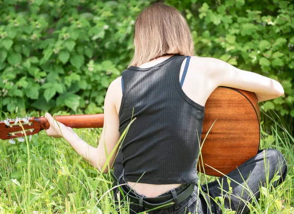 Adolescente Jouant Guitare Dans Parc Vue Arrière — Photo