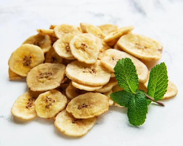 Gedroogde Gekonfijte Bananenschijfjes Chips Een Witte Marmeren Achtergrond — Stockfoto