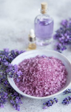 Lavanta kaplıcası. Temel yağlar, deniz tuzu ve taze lavanta. Lavanta çiçekli doğal bitki kozmetiği.