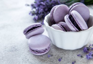 macarons lavanta lezzet ve taze lavanta çiçekleri ile Fransız 