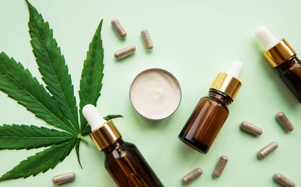 CBD yağı, kenevir tentürü, cilt bakımı için kenevir kozmetik ürünü. Alternatif tıp, farmasötik tıbbi esrar.