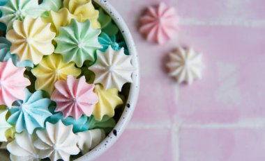 Pembe kaplama seramik tabakta küçük renkli kremalar.