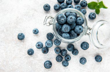 Beton zeminde taze toplanmış yabanmersini. Sağlıklı beslenme kavramı