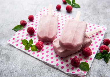 Ev yapımı ahududu dondurması ve taze ahududu. Yaz yemeği.