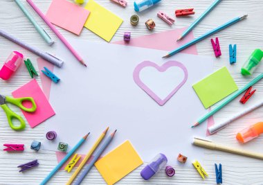 Beyaz ahşap zemin üzerine farklı kırtasiye çerçevesi, metin için boşluk ile düz yatıyordu. Okula geri dön.