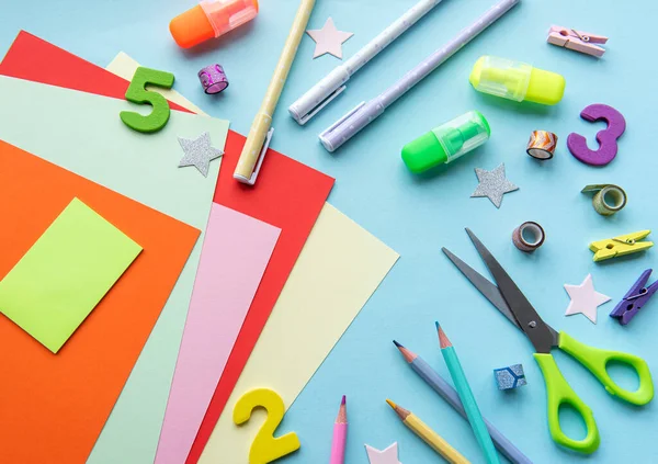 Marco Diferentes Artículos Papelería Sobre Fondo Azul Plano Con Espacio — Foto de Stock