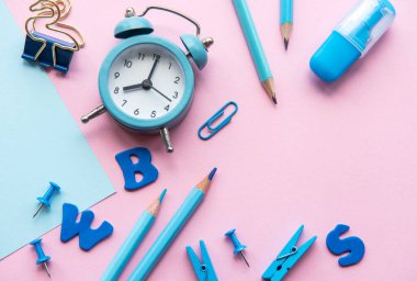 Pembe arka planda farklı kırtasiye malzemesi çerçevesi, metin için yeri olan düz bir yer. Okula geri dön.