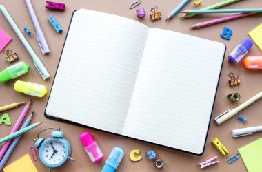 Kahverengi zemin üzerinde farklı kırtasiye malzemesi çerçevesi, metin için boşluk ile düz yatıyordu. Okula geri dön.