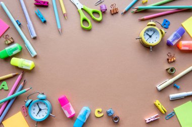 Kahverengi zemin üzerinde farklı kırtasiye malzemesi çerçevesi, metin için boşluk ile düz yatıyordu. Okula geri dön.