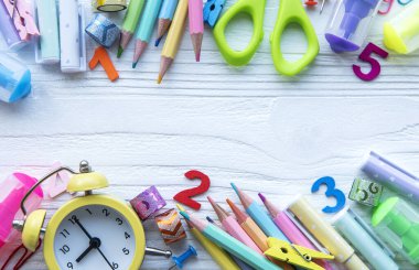 Beyaz ahşap zemin üzerine farklı kırtasiye çerçevesi, metin için boşluk ile düz yatıyordu. Okula geri dön.