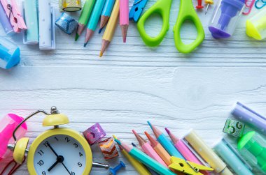 Beyaz ahşap zemin üzerine farklı kırtasiye çerçevesi, metin için boşluk ile düz yatıyordu. Okula geri dön.