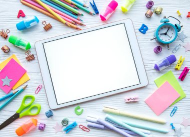 Beyaz ahşap zemin üzerine farklı kırtasiye çerçevesi, metin için boşluk ile düz yatıyordu. Okula geri dön.